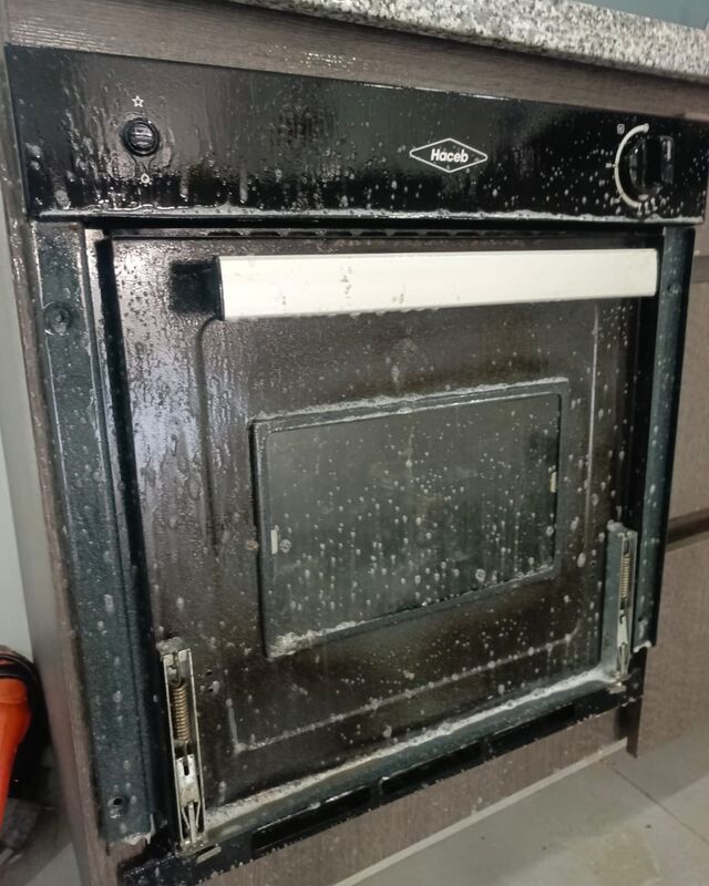 Horno empotrado con la puerta desmontada durante una reparación